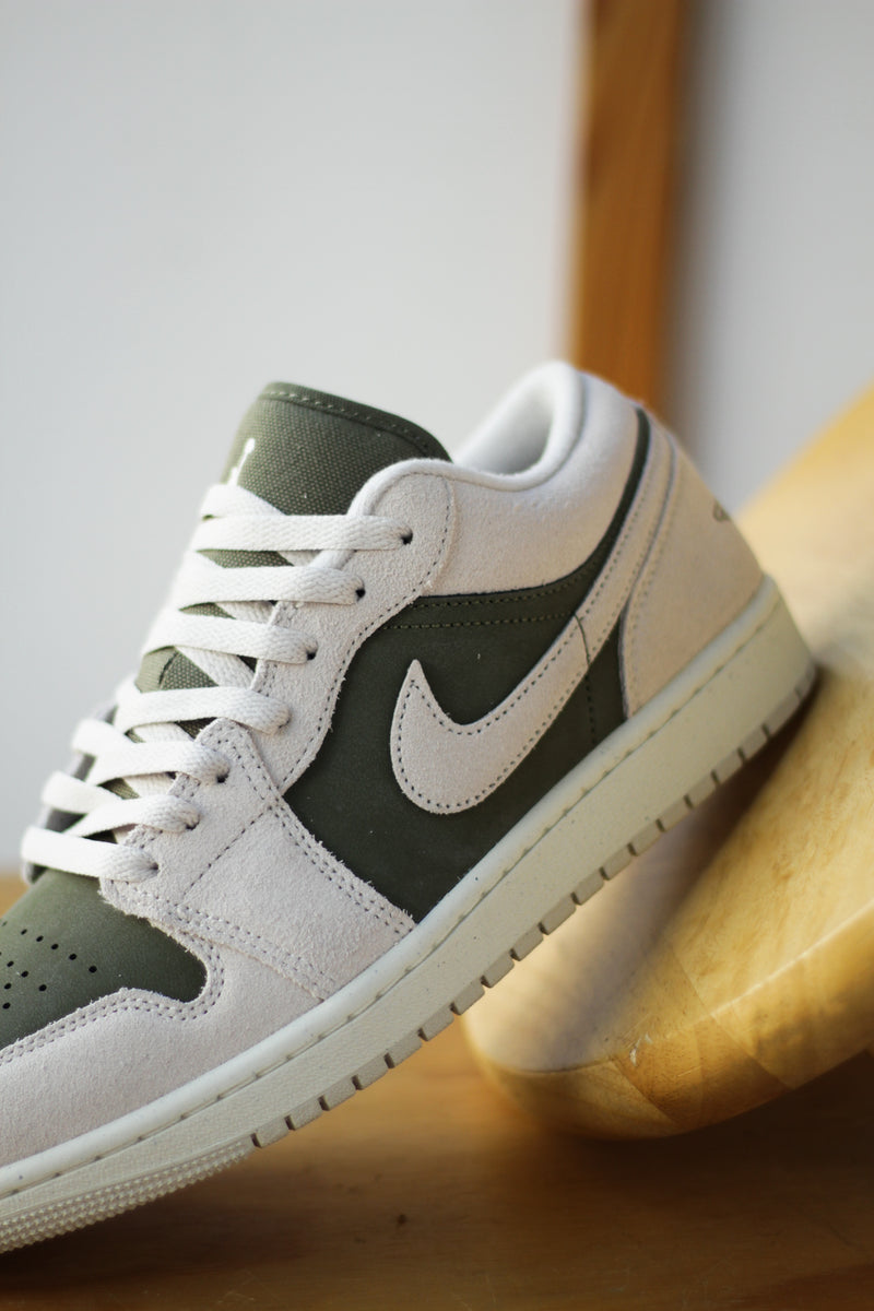 AIR JORDAN 1 LOW SE "MEDIUM OLIVE/LT OREWOOD BRN-SAIL"