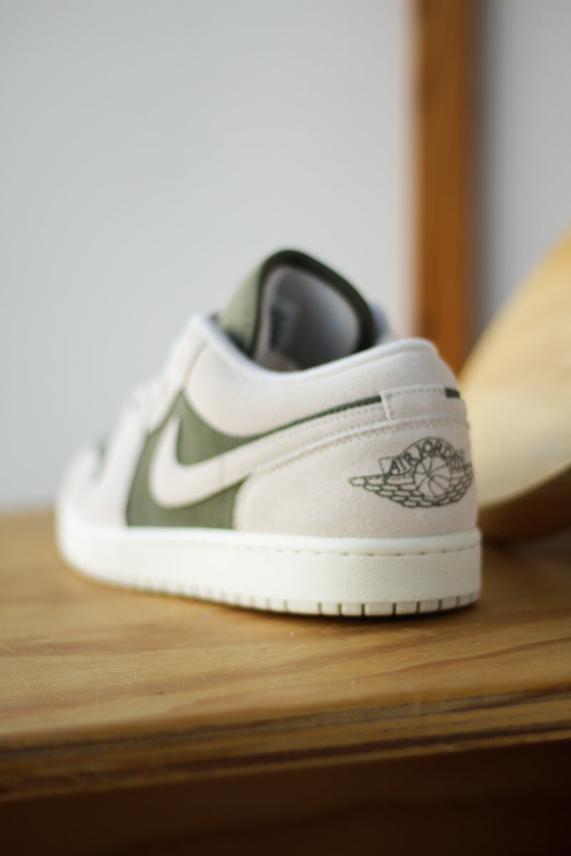 AIR JORDAN 1 LOW SE "MEDIUM OLIVE/LT OREWOOD BRN-SAIL"