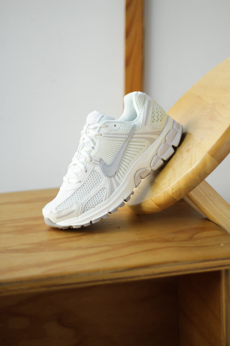 NIKE ZOOM VOMERO 5 "SAIL/METALLIC SILVER-VAST GREY"