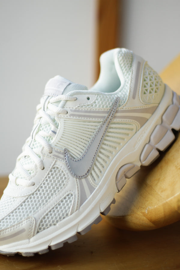 NIKE ZOOM VOMERO 5 "SAIL/METALLIC SILVER-VAST GREY"
