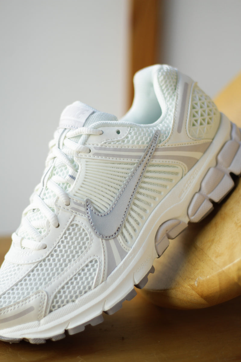 NIKE ZOOM VOMERO 5 "SAIL/METALLIC SILVER-VAST GREY"