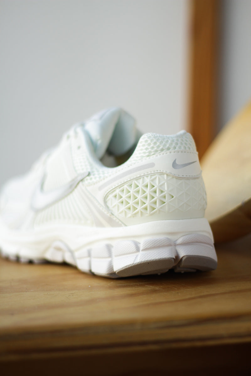 NIKE ZOOM VOMERO 5 "SAIL/METALLIC SILVER-VAST GREY"