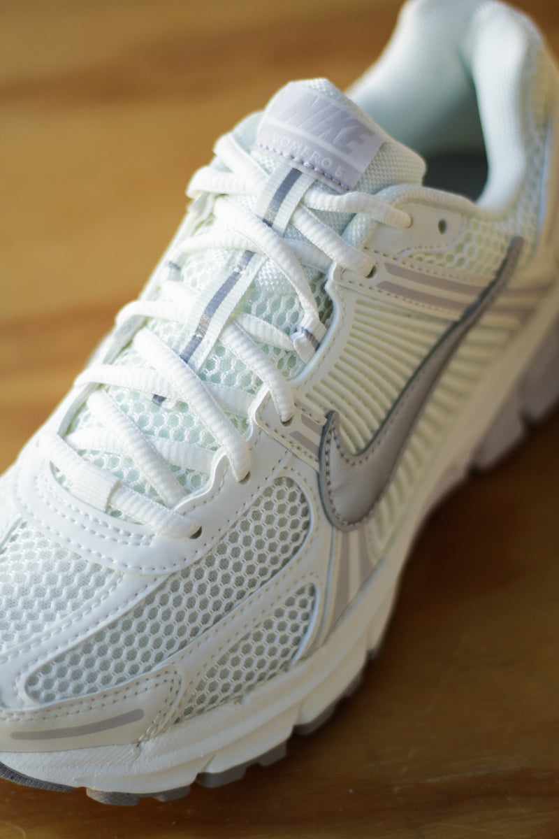 NIKE ZOOM VOMERO 5 "SAIL/METALLIC SILVER-VAST GREY"