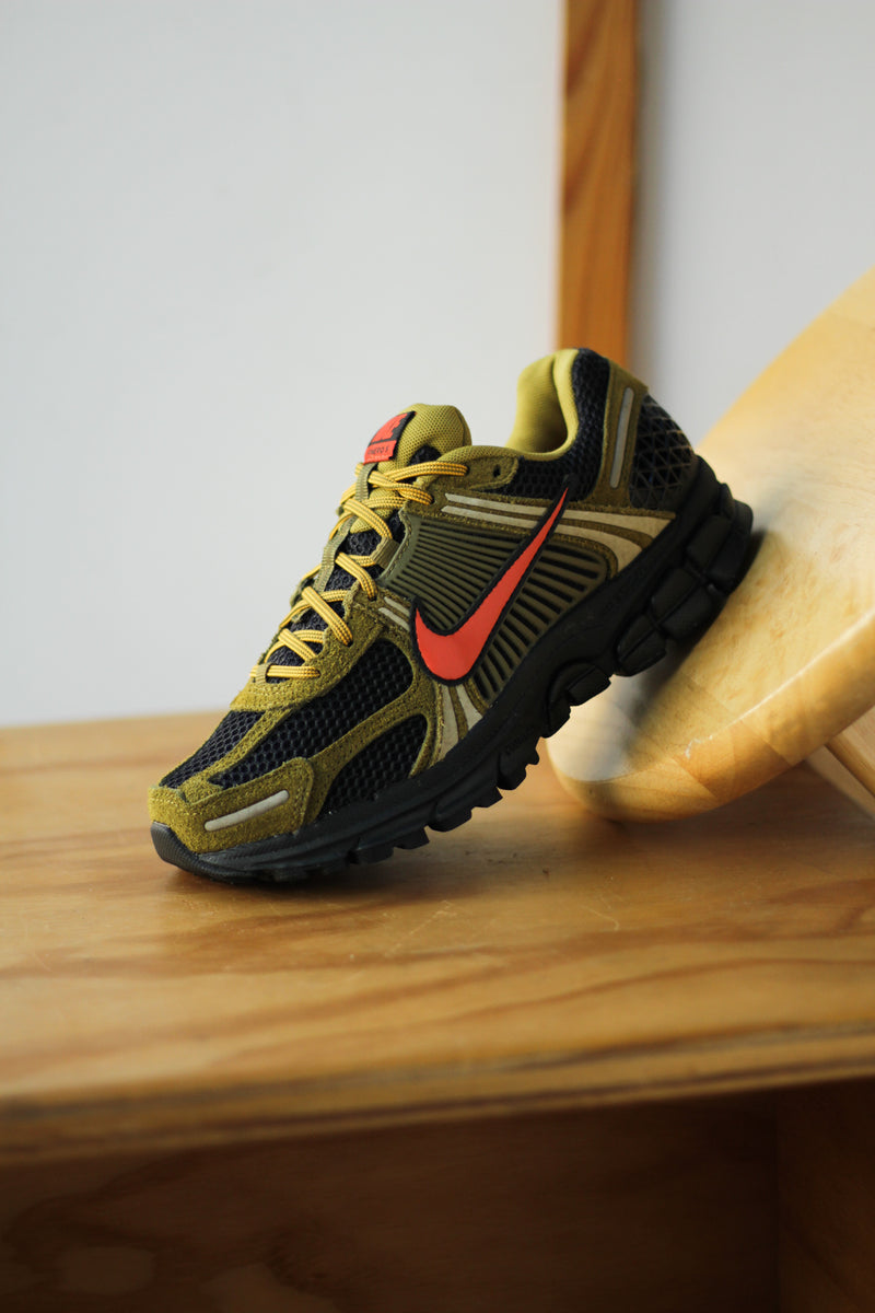 NIKE ZOOM VOMERO 5 PREMIUM "OLIVE FLAK/PICANTE RED-BLACK"