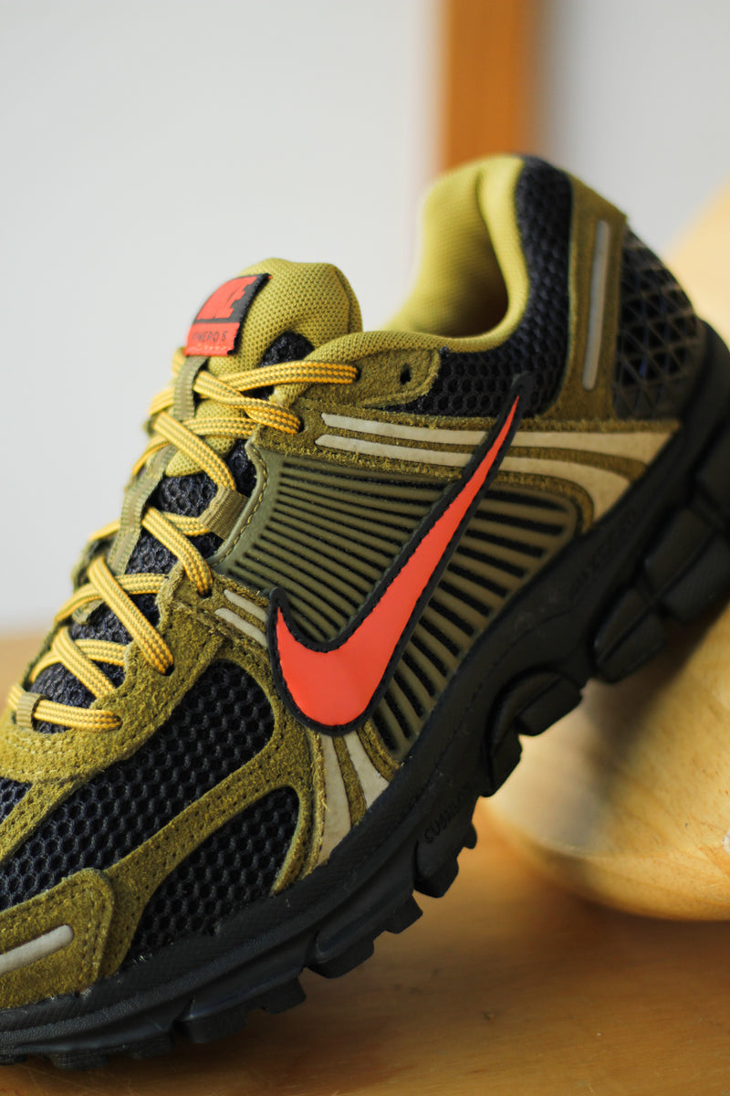 NIKE ZOOM VOMERO 5 PREMIUM "OLIVE FLAK/PICANTE RED-BLACK"