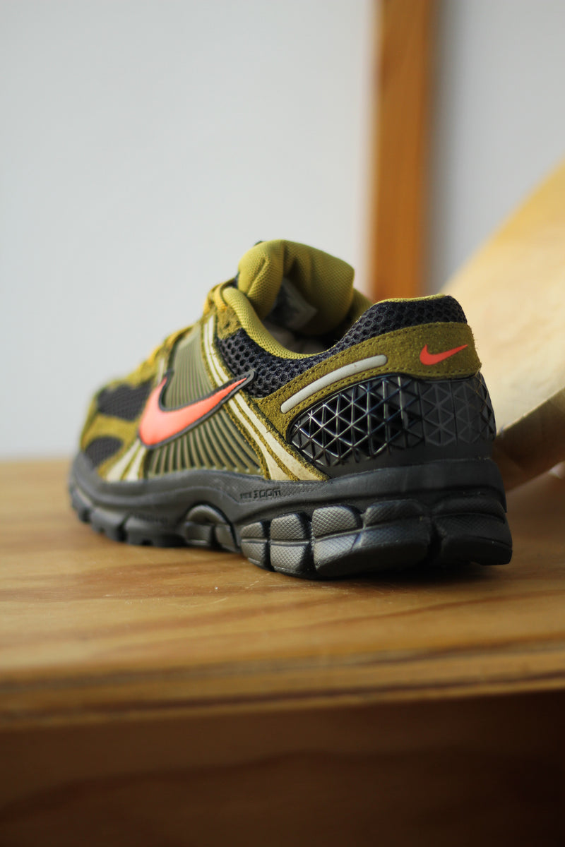 NIKE ZOOM VOMERO 5 PREMIUM "OLIVE FLAK/PICANTE RED-BLACK"
