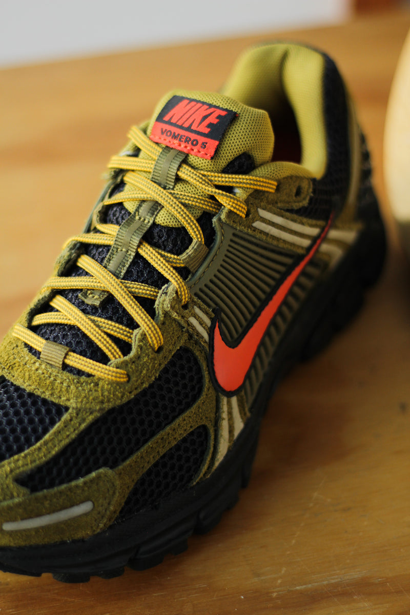 NIKE ZOOM VOMERO 5 PREMIUM "OLIVE FLAK/PICANTE RED-BLACK"