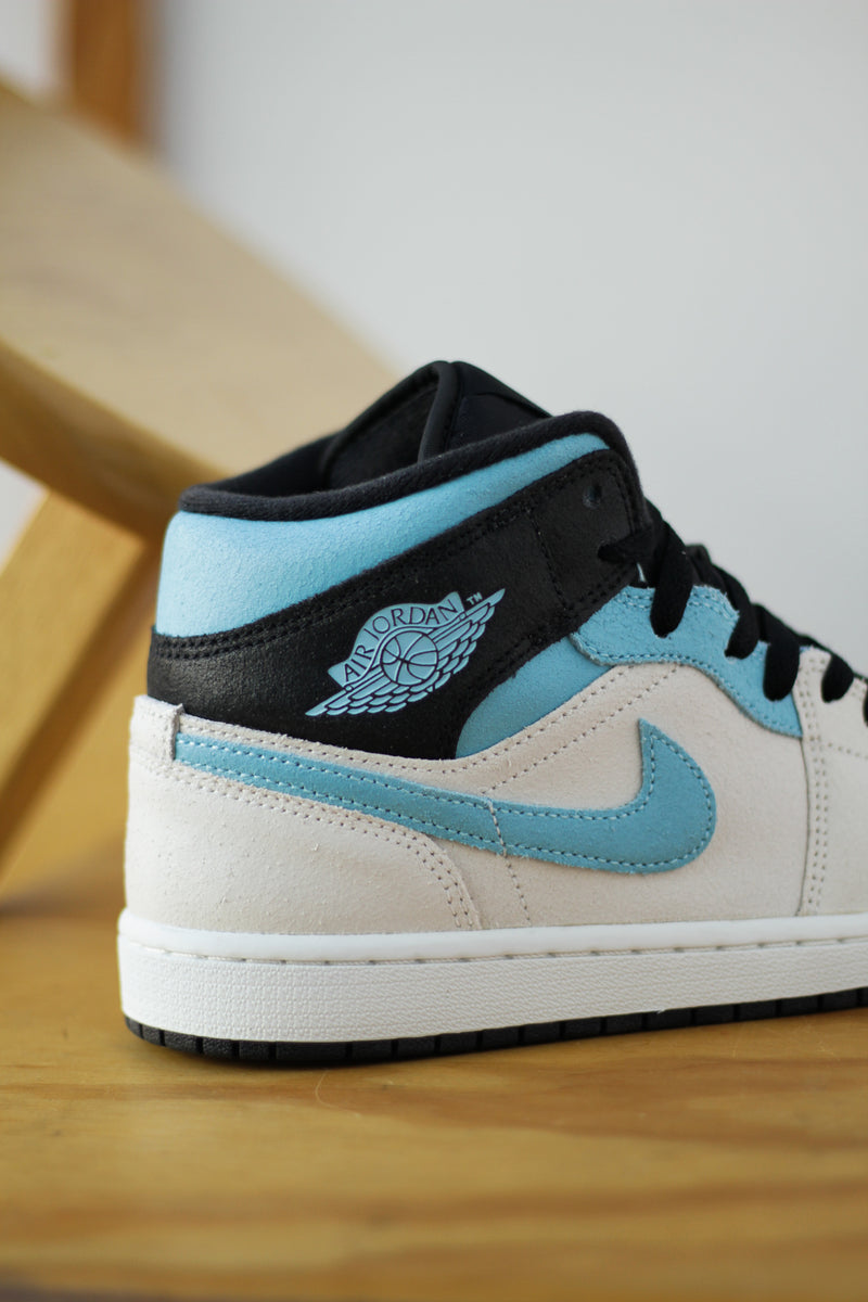 AIR JORDAN 1 MID SE "SUMMIT WHITE/BLUE CHILL-BLACK"