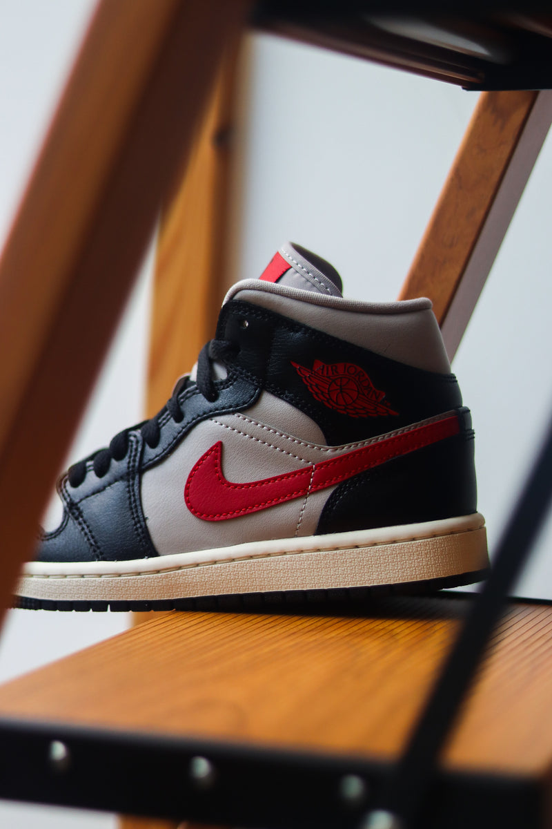 W AIR JORDAN 1 MID "COLLEGE GREY"