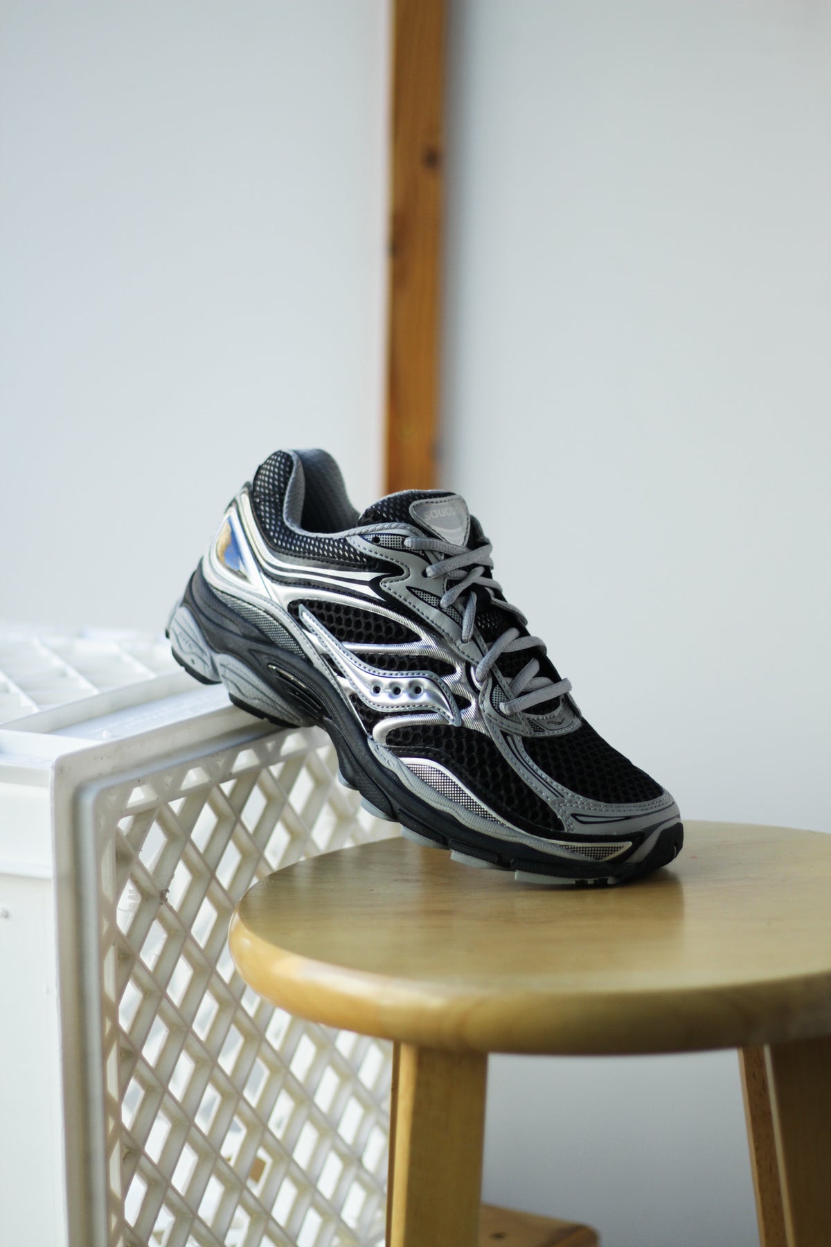 Saucony Progrid Omni 9 Black/Silver Sneaker - Size 9M - New Saucony ProGrid Omni 9  main image 2