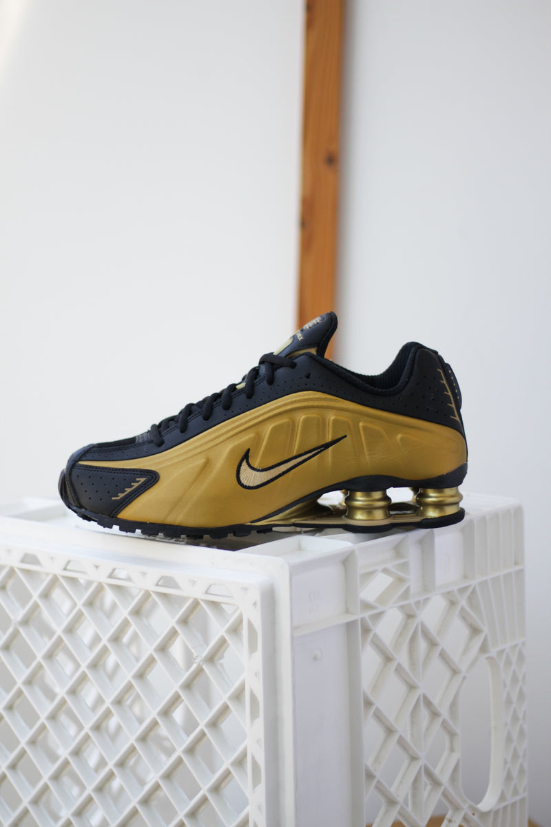NIKE SHOX R4 "METALLIC GOLD/METALLIC GOLD-BLACK"