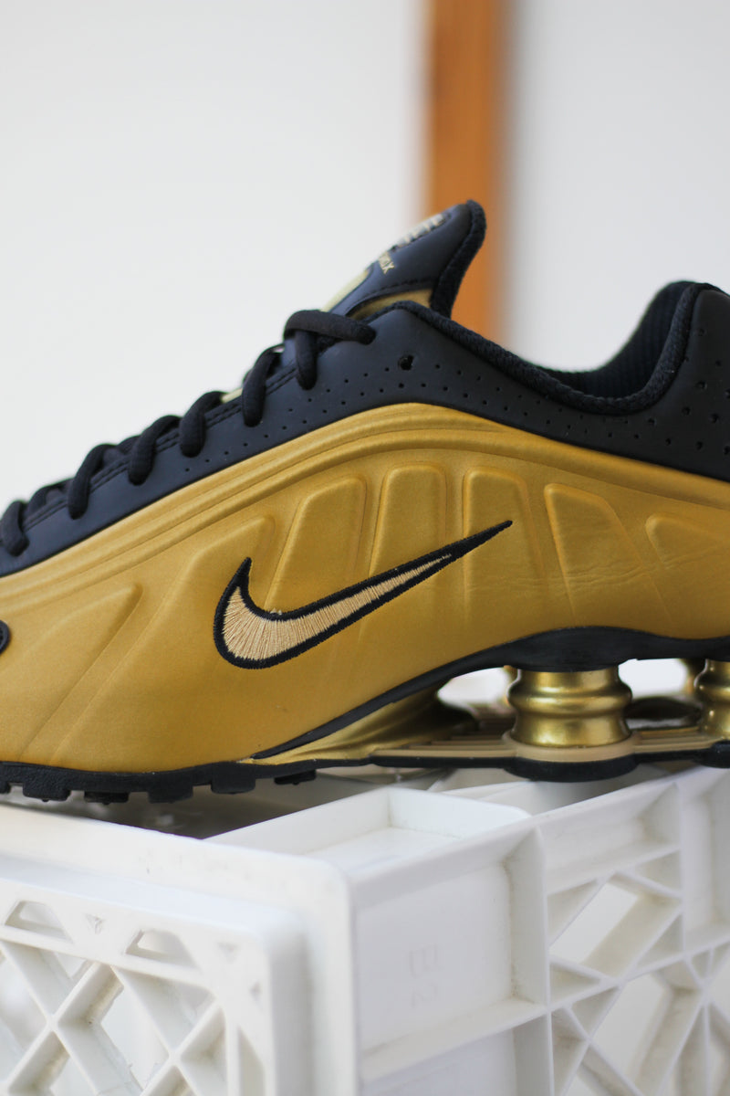 NIKE SHOX R4 "METALLIC GOLD/METALLIC GOLD-BLACK"