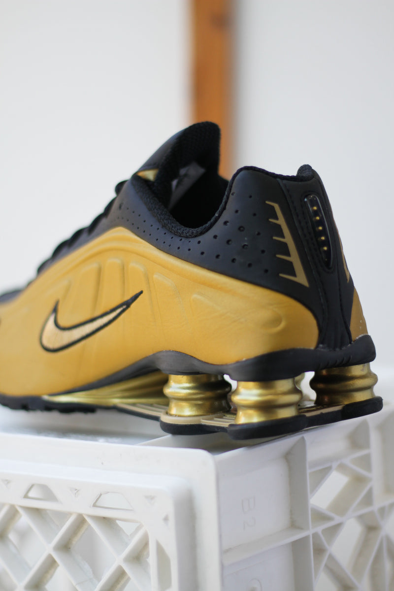 NIKE SHOX R4 "METALLIC GOLD/METALLIC GOLD-BLACK"