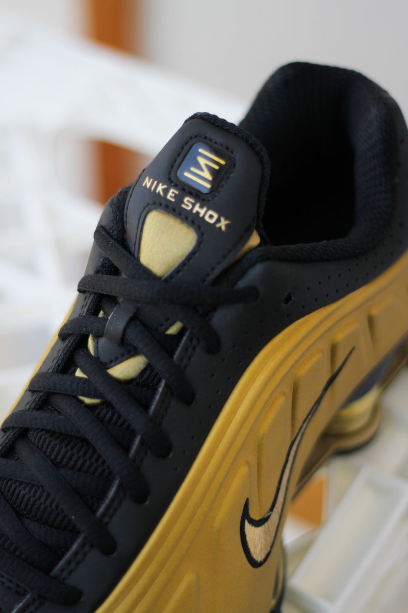 NIKE SHOX R4 "METALLIC GOLD/METALLIC GOLD-BLACK"