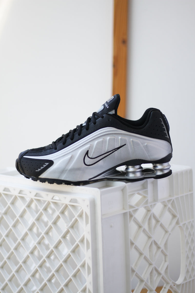 NIKE SHOX R4 "METALLIC SILVER/METALLIC SILVER-BLACK"