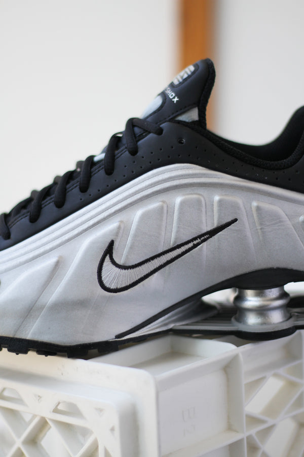 NIKE SHOX R4 "METALLIC SILVER/METALLIC SILVER-BLACK"
