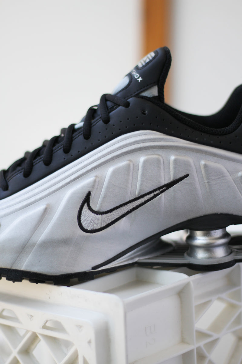 NIKE SHOX R4 "METALLIC SILVER/METALLIC SILVER-BLACK"