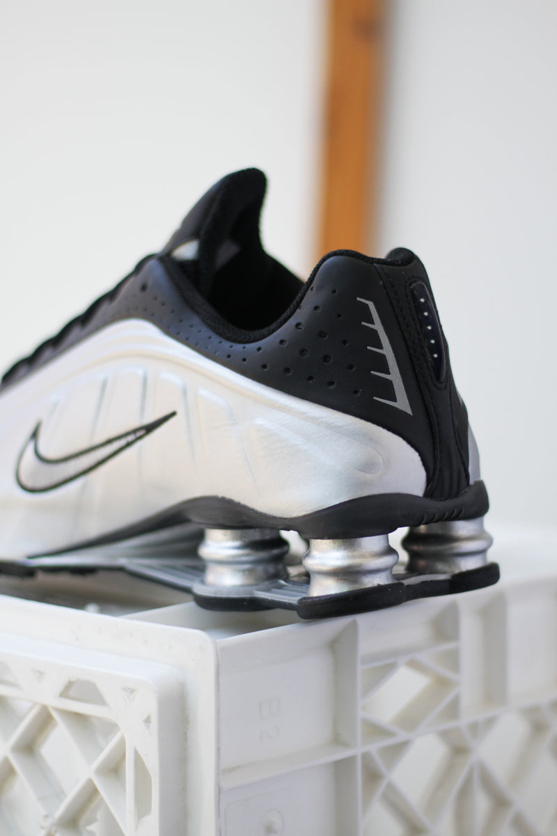 NIKE SHOX R4 "METALLIC SILVER/METALLIC SILVER-BLACK"