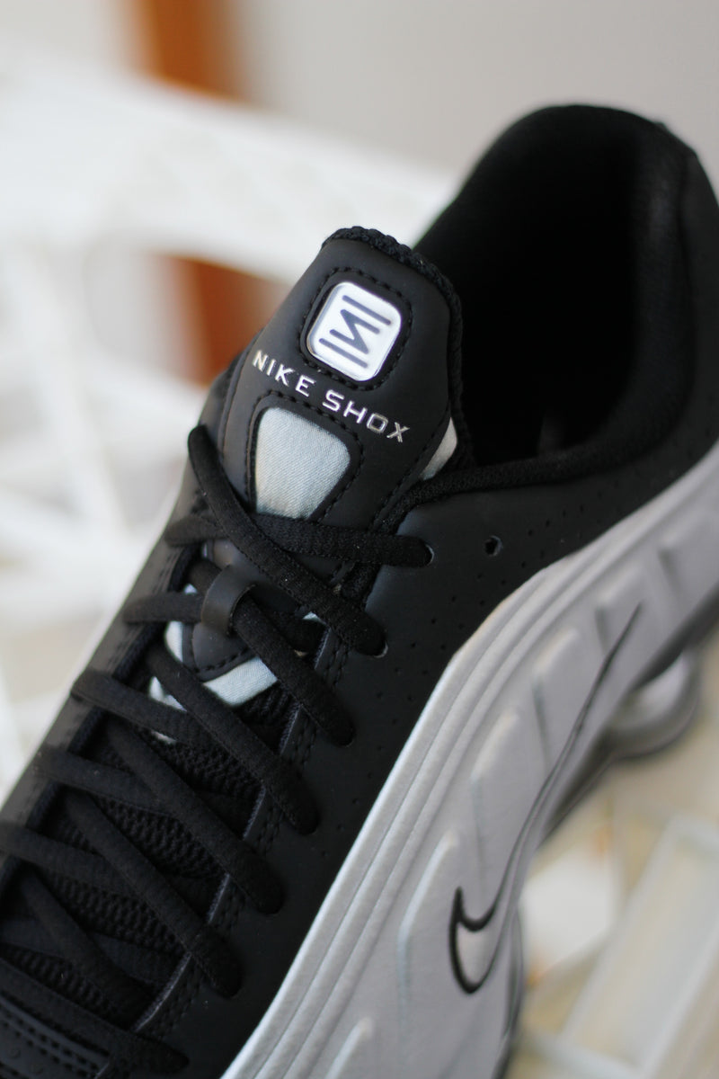 NIKE SHOX R4 "METALLIC SILVER/METALLIC SILVER-BLACK"