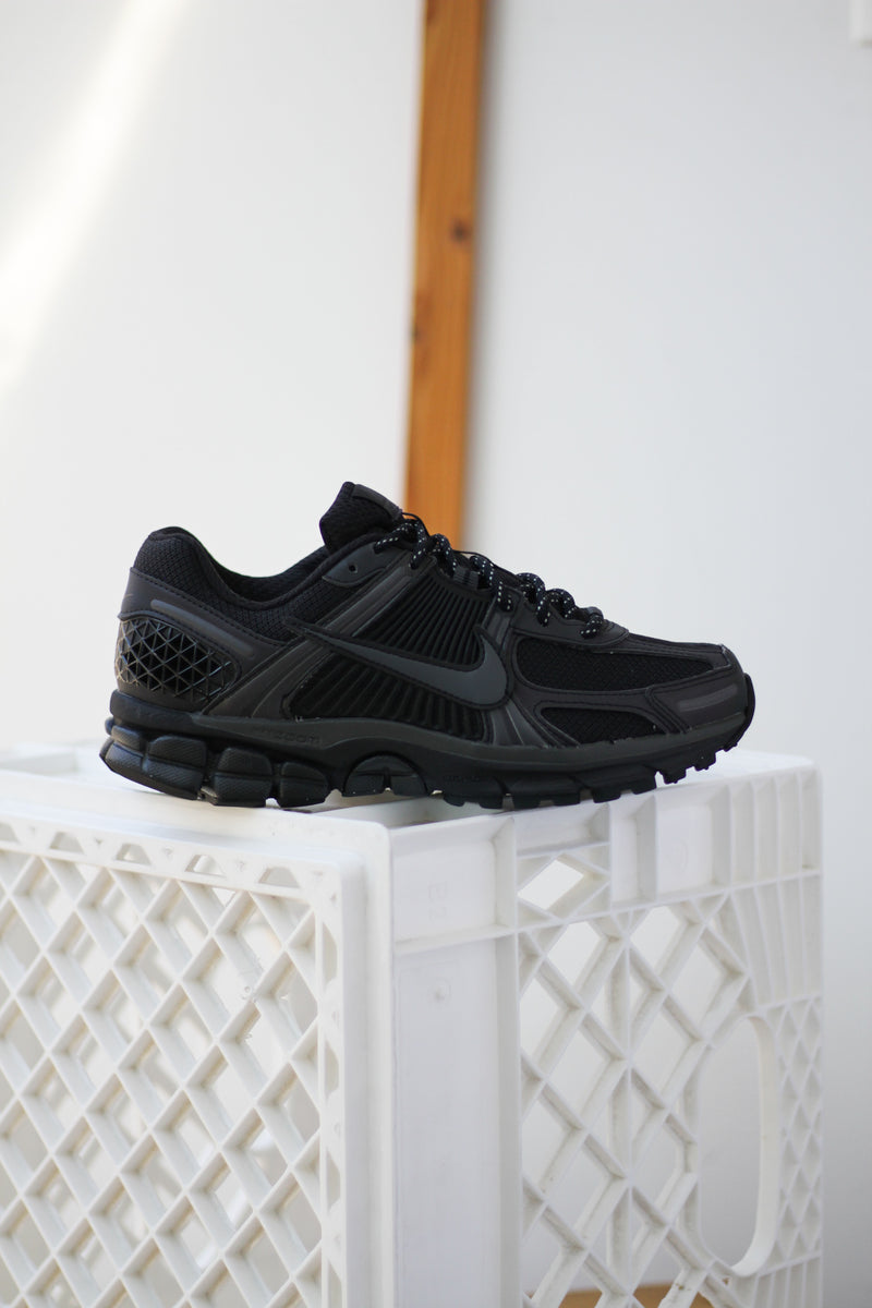NIKE ZOOM VOMERO 5 SE "BLACK/BLACK-ANTHRACITE-LT LEMON TWIST"