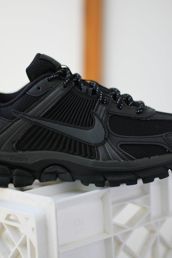 NIKE ZOOM VOMERO 5 SE "BLACK/BLACK-ANTHRACITE-LT LEMON TWIST"