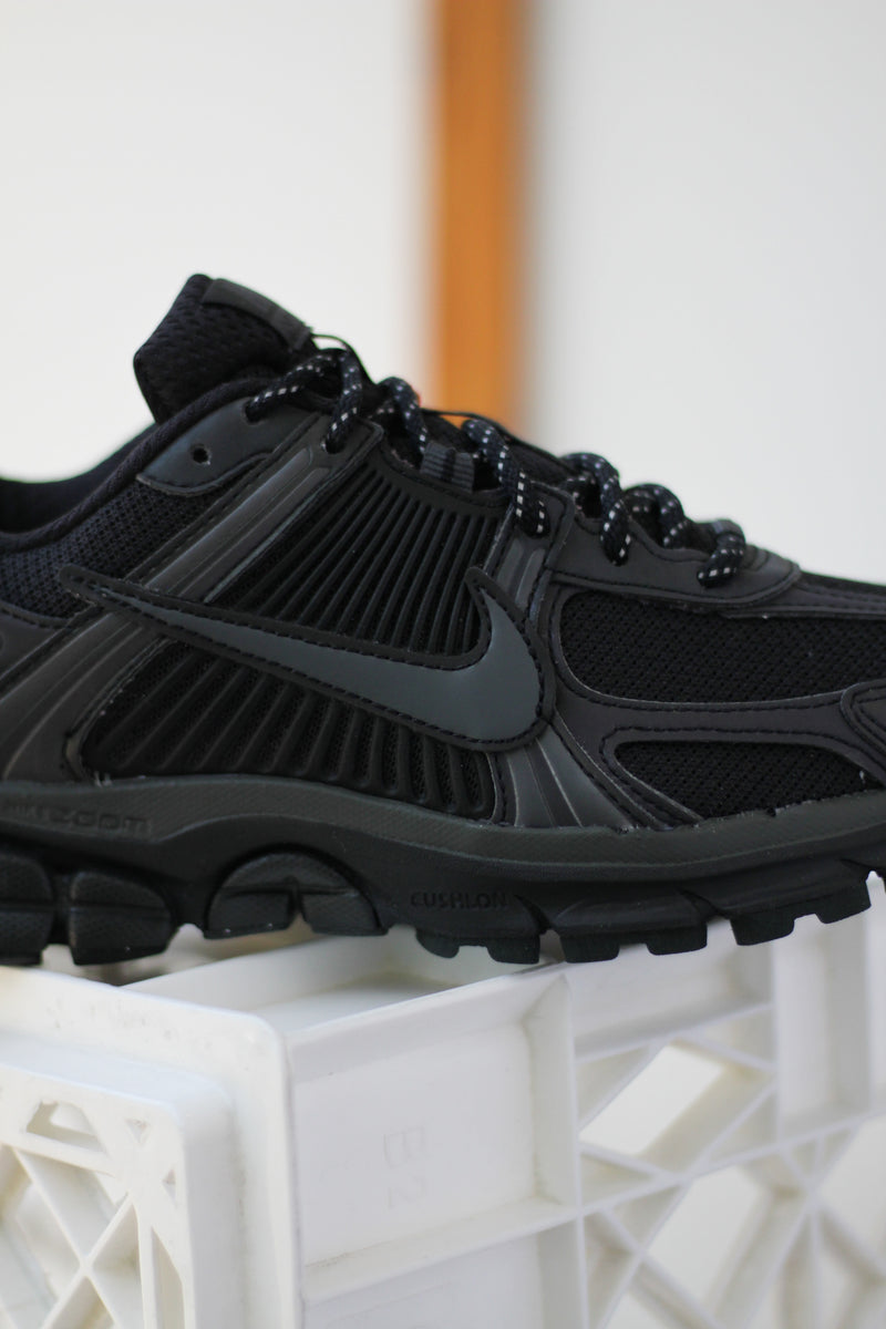 NIKE ZOOM VOMERO 5 SE "BLACK/BLACK-ANTHRACITE-LT LEMON TWIST"