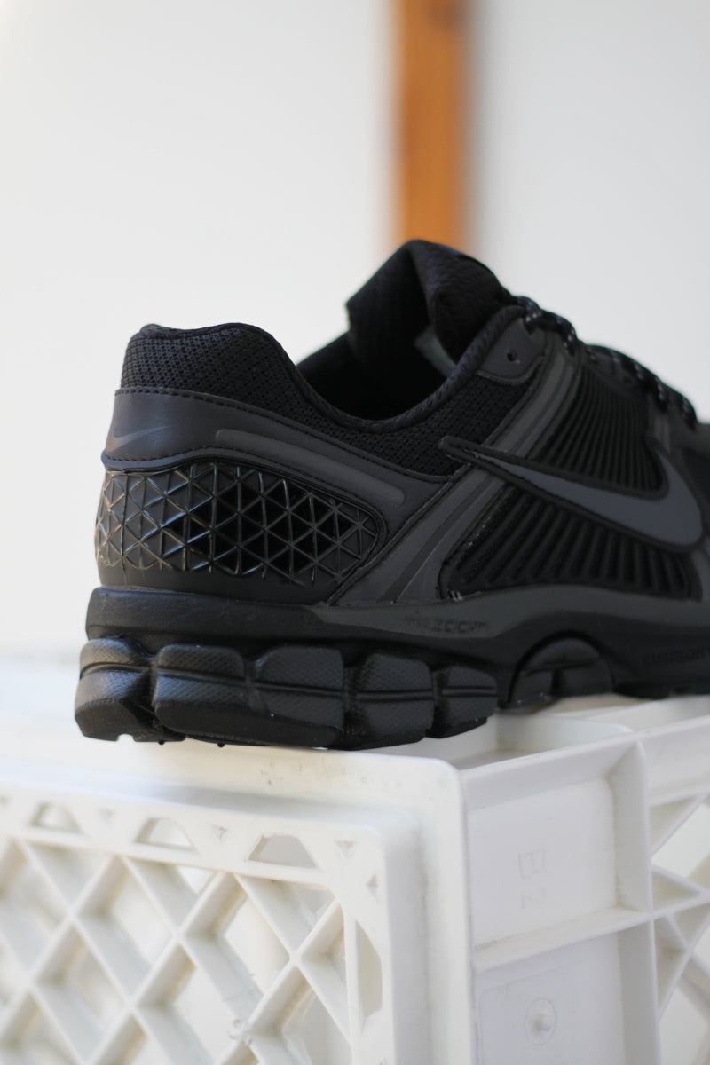 NIKE ZOOM VOMERO 5 SE "BLACK/BLACK-ANTHRACITE-LT LEMON TWIST"