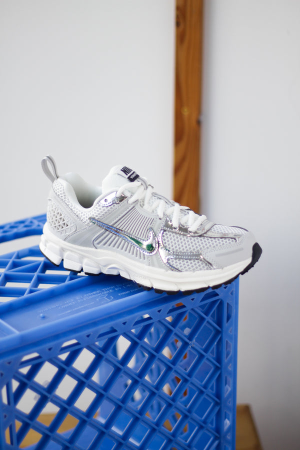 NIKE VOMERO 5 (GS) "PHOTON DUST/CHROME-GRIDIRON-SAIL"