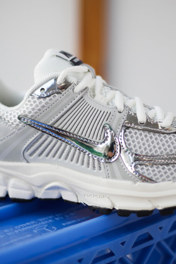 NIKE VOMERO 5 (GS) "PHOTON DUST/CHROME-GRIDIRON-SAIL"