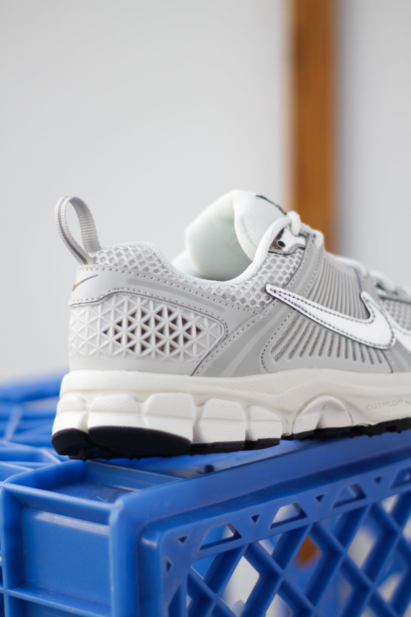 NIKE VOMERO 5 (GS) "PHOTON DUST/CHROME-GRIDIRON-SAIL"