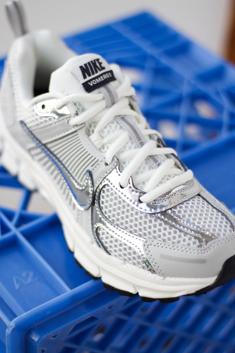 NIKE VOMERO 5 (GS) "PHOTON DUST/CHROME-GRIDIRON-SAIL"
