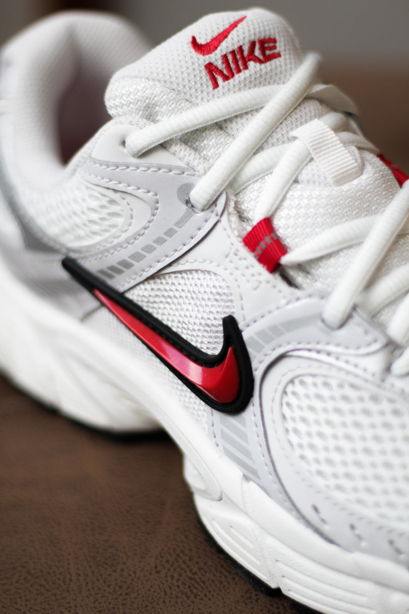 NIKE V5 RNR "SUMMIT WHITE/FIRE RED-PLATINUM TINT"