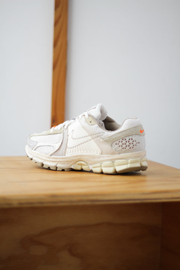 NIKE ZOOM VOMERO 5 "LT OREWOOD BRN/KHAKI-PALE IVORY"
