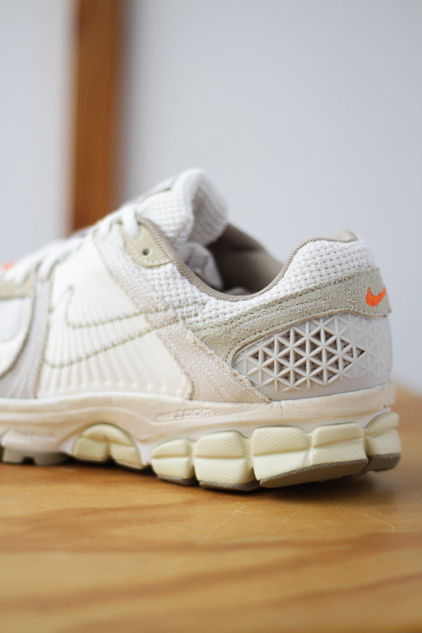 NIKE ZOOM VOMERO 5 "LT OREWOOD BRN/KHAKI-PALE IVORY"