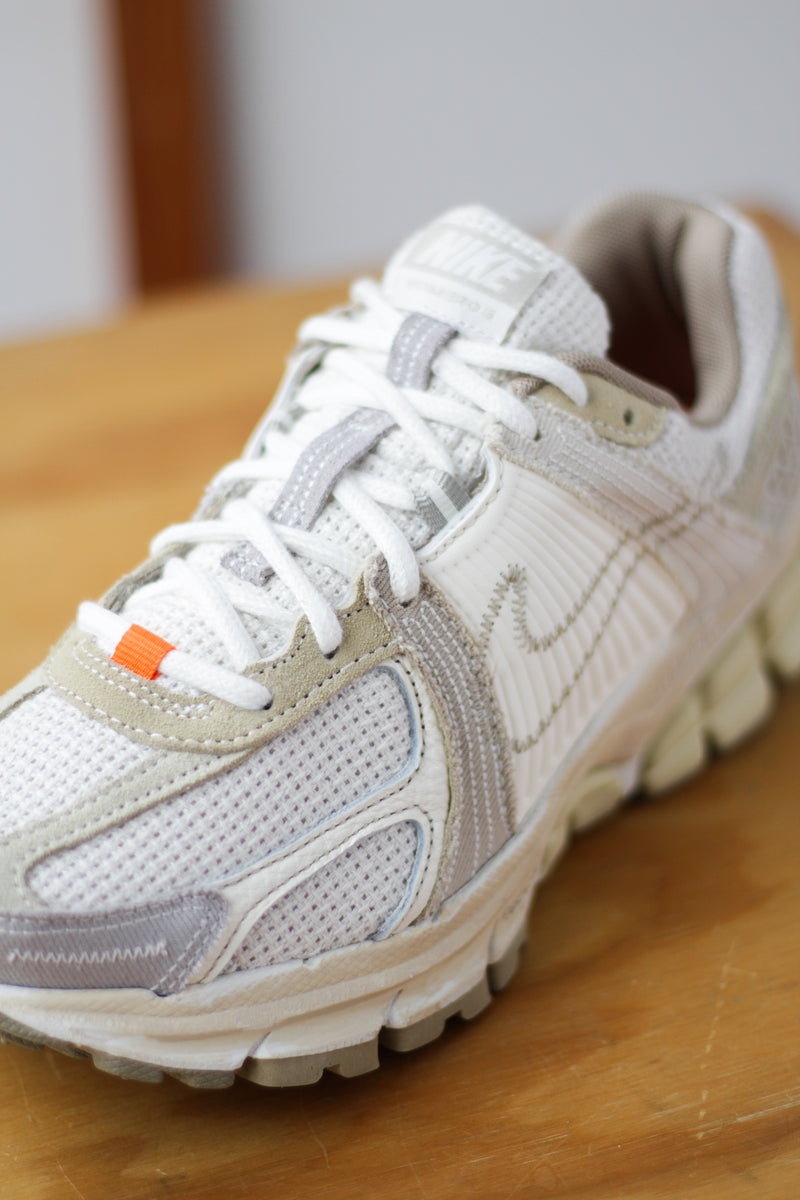 NIKE ZOOM VOMERO 5 "LT OREWOOD BRN/KHAKI-PALE IVORY"