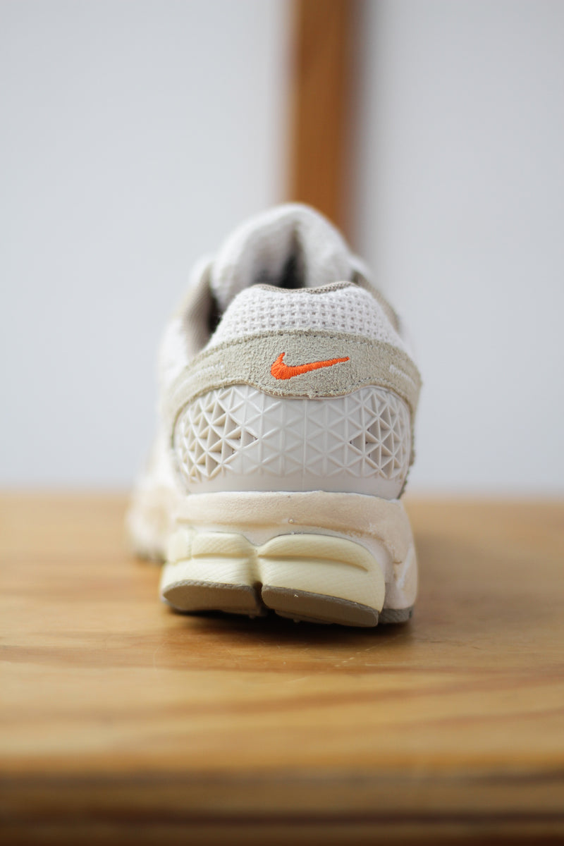 NIKE ZOOM VOMERO 5 "LT OREWOOD BRN/KHAKI-PALE IVORY"