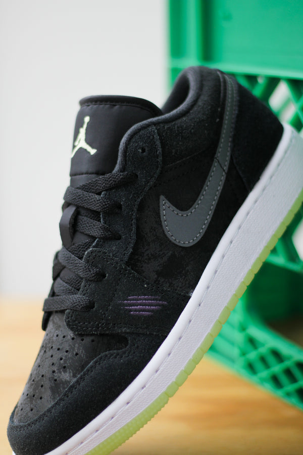 AIR JORDAN 1 LOW (GS) "BLACK/IRON GREY-BARELY VOLT-DARK RAISIN"