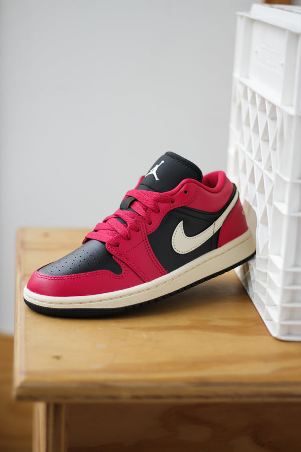 W AIR JORDAN 1 LOW "MYSTIC HIBISCUS/COCONUT MILK-BLACK"