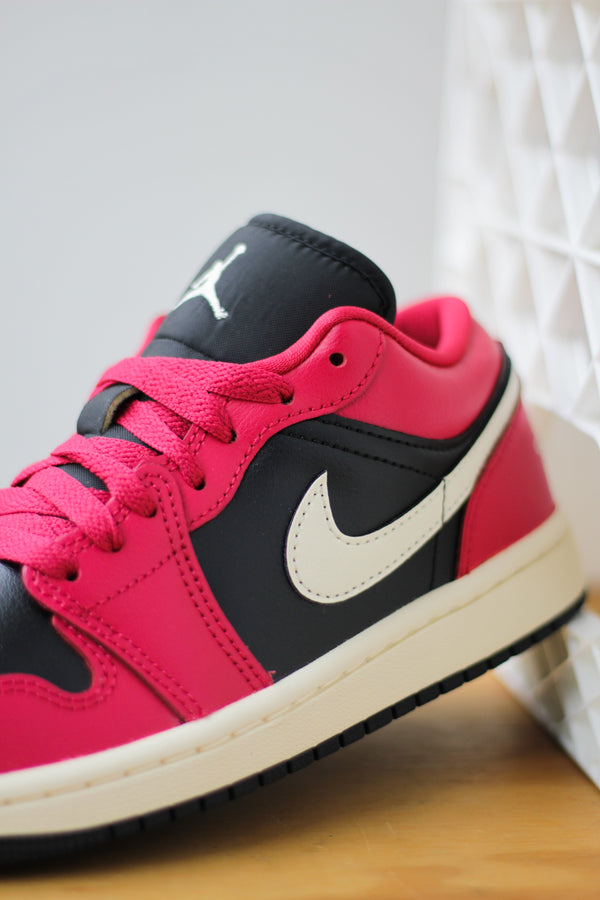 W AIR JORDAN 1 LOW "MYSTIC HIBISCUS/COCONUT MILK-BLACK"