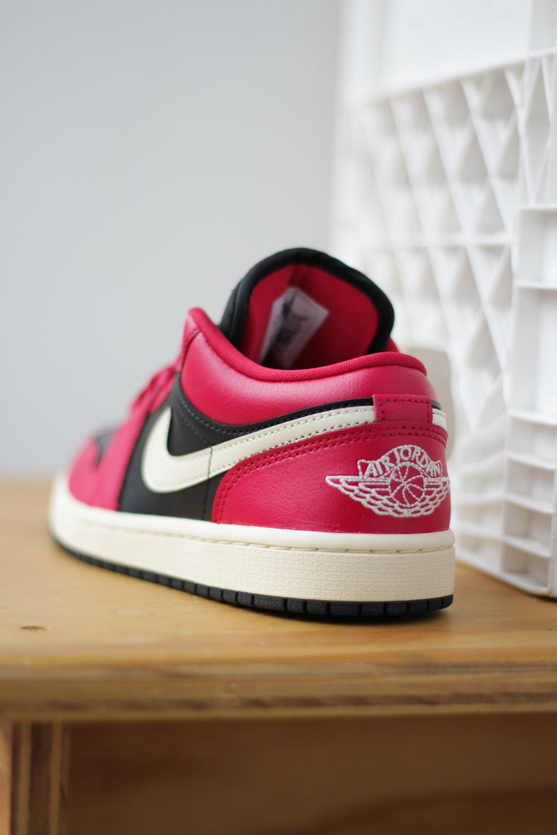 W AIR JORDAN 1 LOW "MYSTIC HIBISCUS/COCONUT MILK-BLACK"
