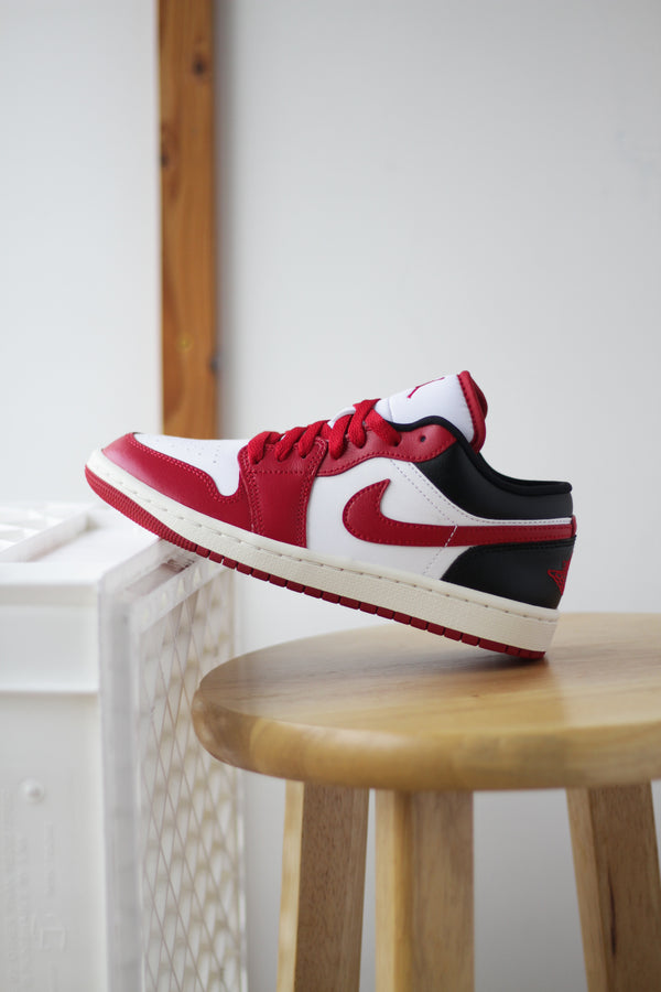 W AIR JORDAN 1 LOW "WHITE/GYM RED-BLACK-SAIL"