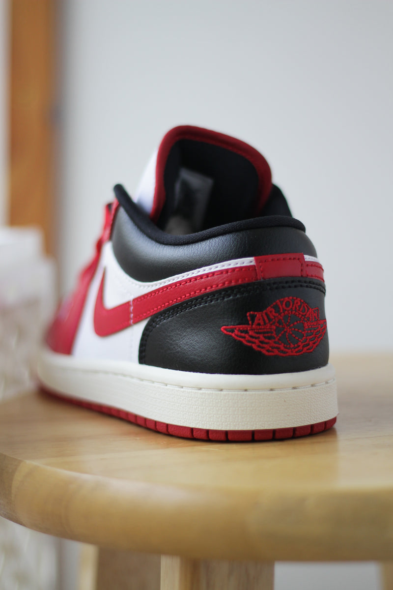 W AIR JORDAN 1 LOW "WHITE/GYM RED-BLACK-SAIL"