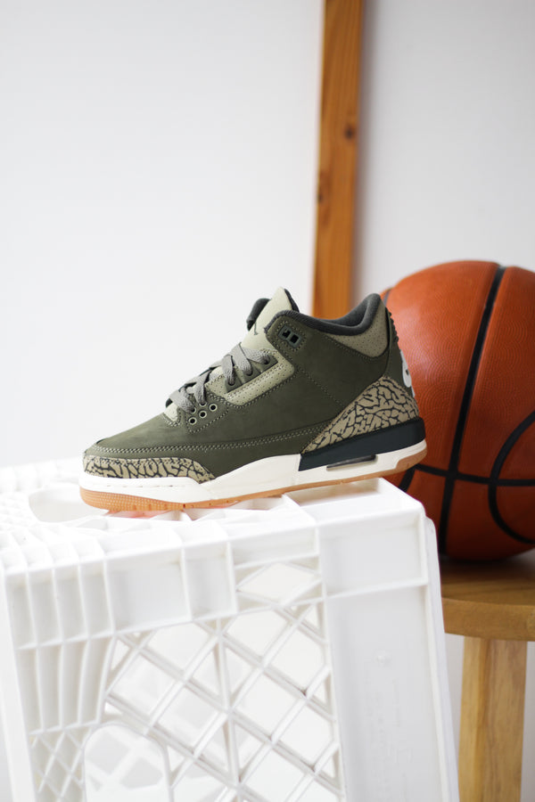 AIR JORDAN 3 RETRO (GS) "MEDIUM OLIVE/SEQUOIA-NEUTRAL OLIVE-SAIL"