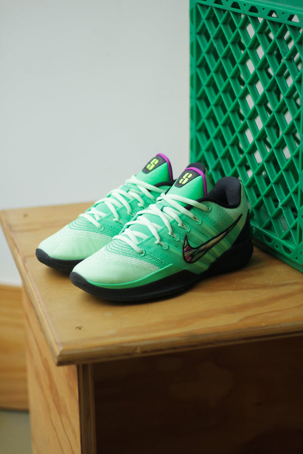 W NIKE SABRINA 3 "GREEN SHOCK/BLACK-VAPOR GREEN"