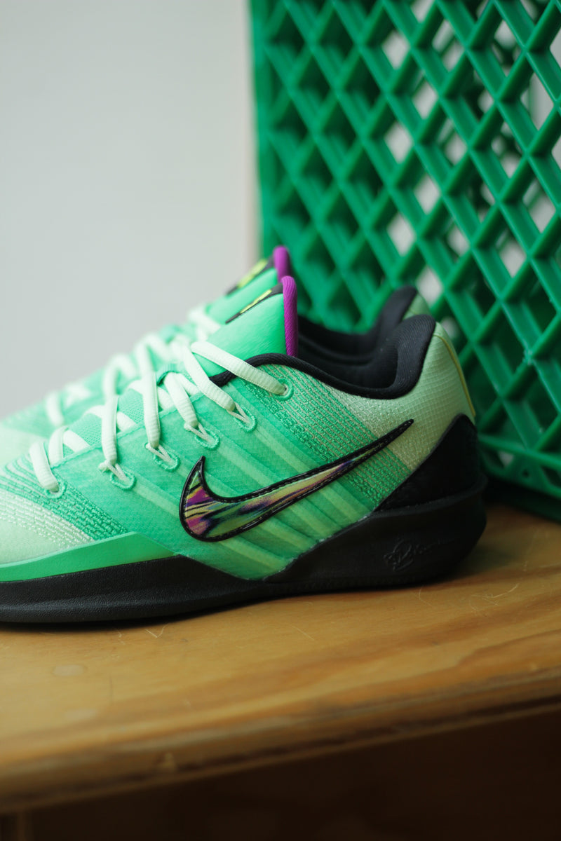 W NIKE SABRINA 3 "GREEN SHOCK/BLACK-VAPOR GREEN"