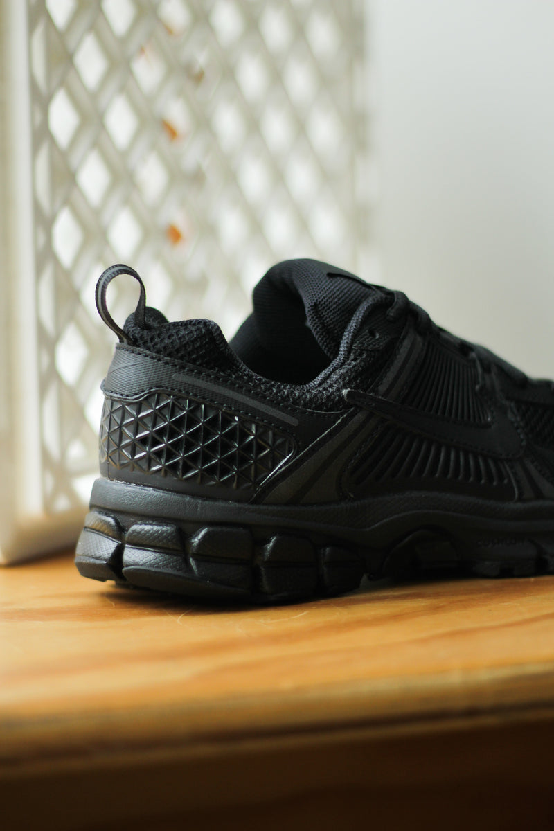 NIKE VOMERO 5 (GS) "BLACK/BLACK"