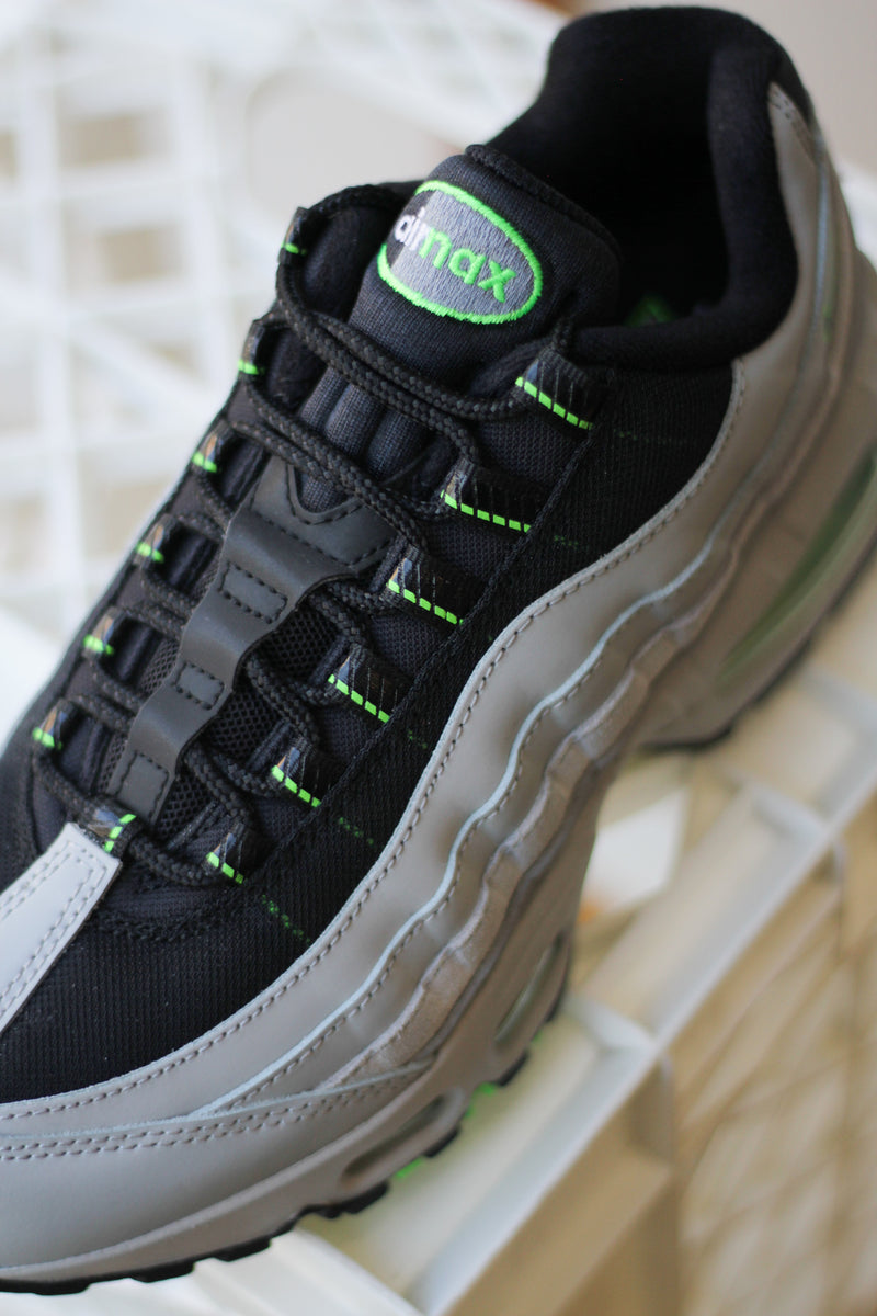 NIKE AIR MAX 95 BIG BUBBLE "LT SMOKE GREY/BLACK-GREEN STRIKE-WHITE"