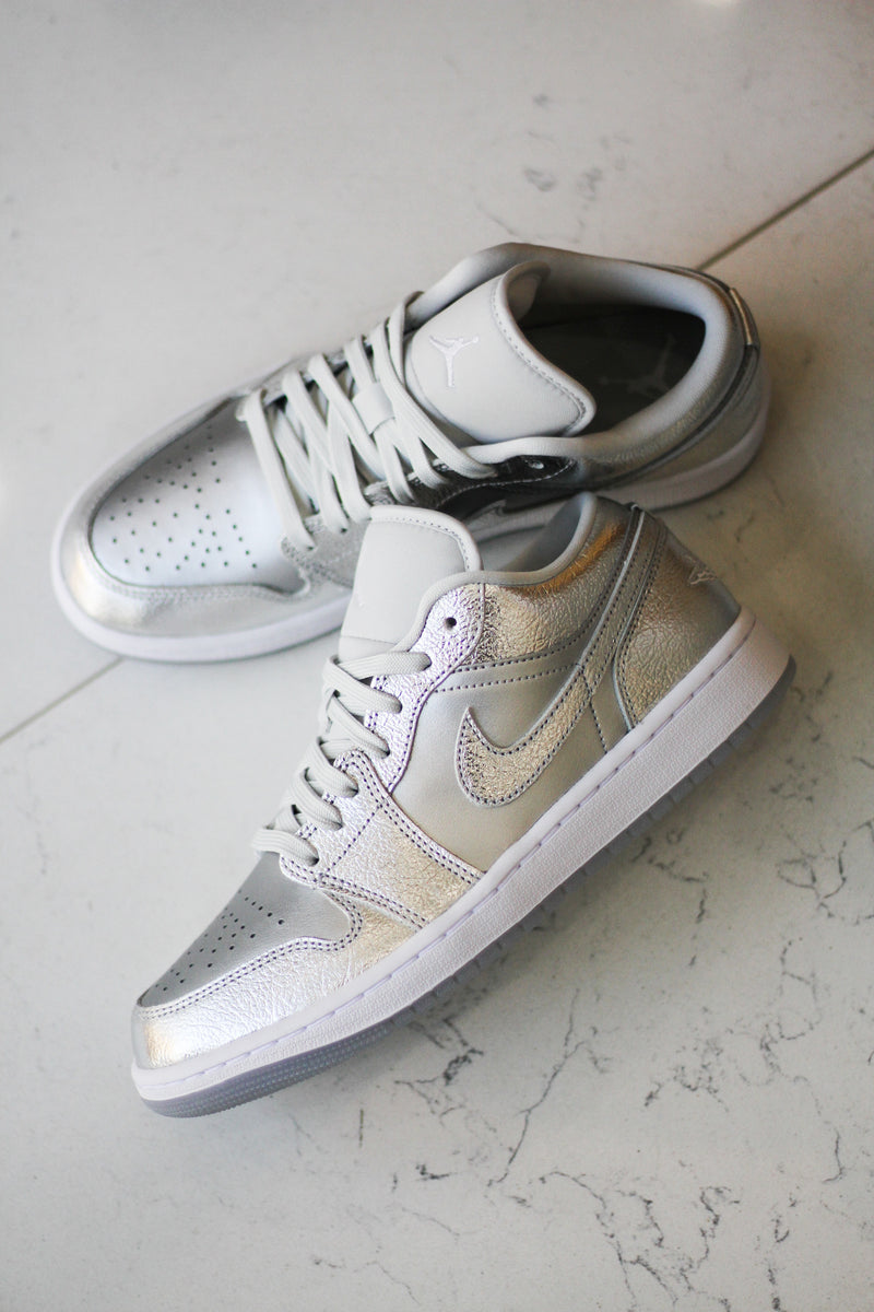 W AIR JORDAN 1 LOW SE "METALLIC SILVER"