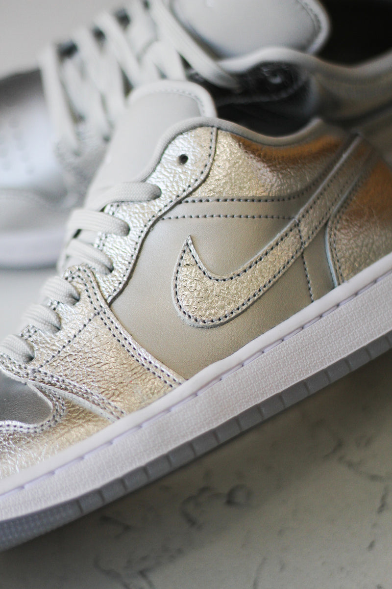 W AIR JORDAN 1 LOW SE "METALLIC SILVER"