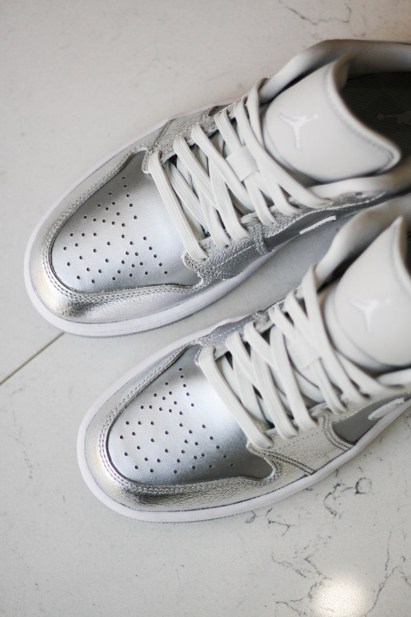 W AIR JORDAN 1 LOW SE "METALLIC SILVER"